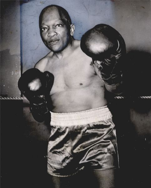 The First Black Heavy Weight Boxing Champion Helps Uncle Sam Raise Money